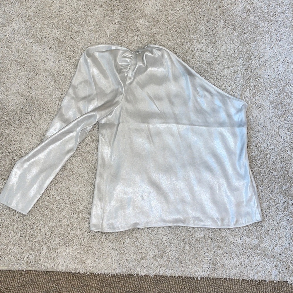 One shoulder top